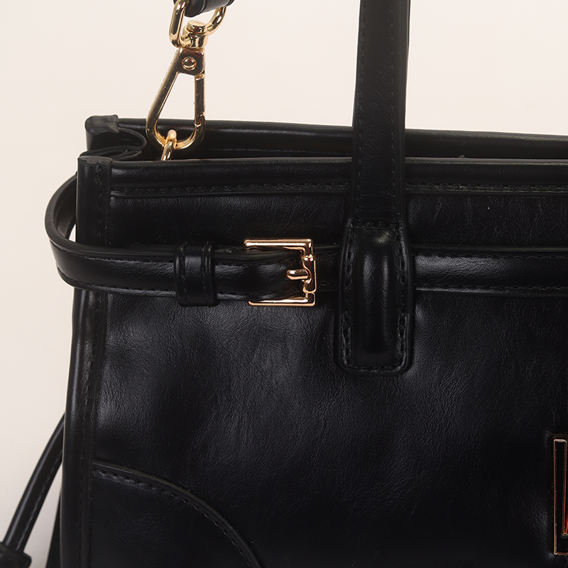 Bolsa Satchel Media Com Detalhe Cinto E Fivelas